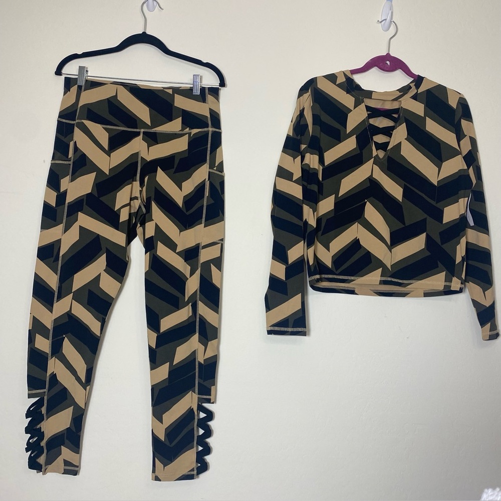NY&Co Geometric Patterned Activewear Set
Top Sz L  Pants Sz XL